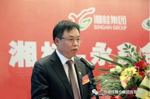 图为永鑫集团董事长,总裁谢华诚发言.